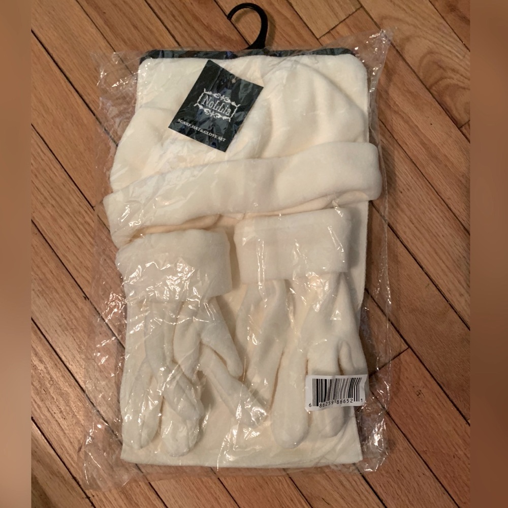 Set of matching winter gloves, a scarf & a beanie